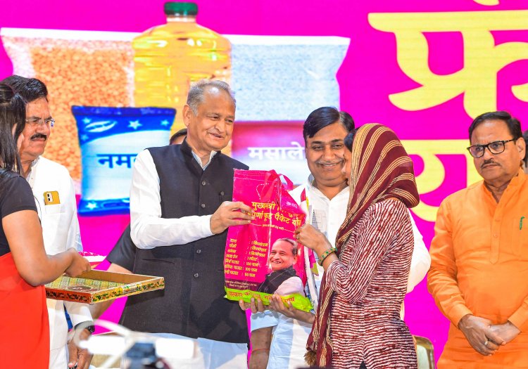 Launch of Mukhyamantri Nishulk Annapurna Food Packet Yojana State Government is providing relief by bringing the public welfare schemes on the ground: Chief Minister - More than 1.04 crore families will get free Annapura kit every month - Pulses, Sugar, Salt, Edible Oil, Chilli, Coriander and Turmeric included in the food packet - Non-NFSA families who got economic assistance during covid will also be benefitted