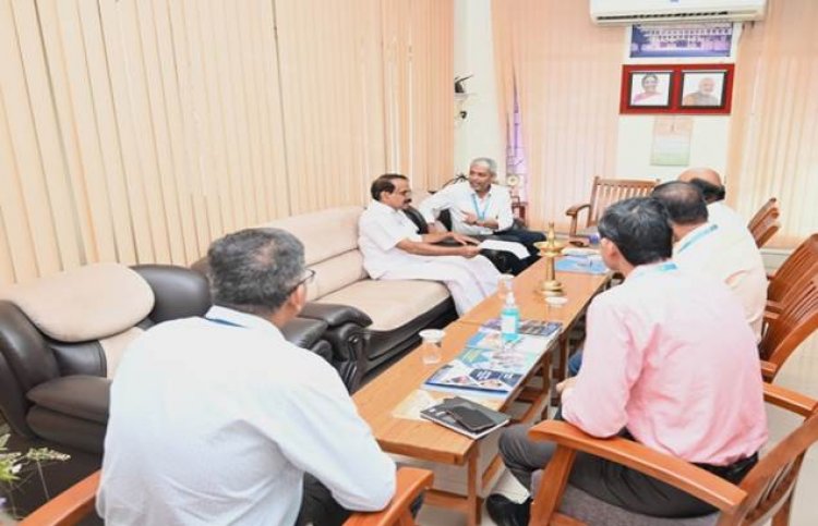 Union Minister of State for Fisheries Animal Husbandry and Dairying George Kurian visits CIFNET and reviewed various activities at Kochi today