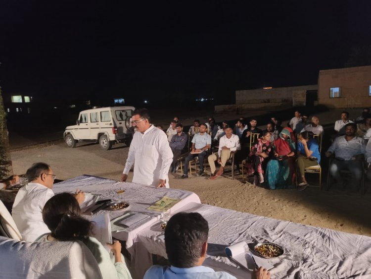 District Collector inspected the Luni area, listened to the problems of the common people in the night Chaupal, gave instructions for immediate resolution