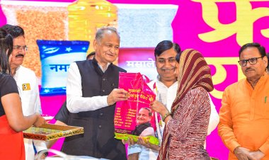 मुख्यमंत्री निःशुल्क अन्नपूर्णा फूड पैकेट योजना का शुभारम्भ राज्य सरकार जनकल्याणकारी योजनाओं को धरातल पर उतार कर दे रही राहत - मुख्यमंत्री - 1.04 करोड़ से अधिक परिवारों को हर माह मिलेंगे निःशुल्क अन्नपूर्णा किट - दाल, चीनी, नमक, खाद्य तेल, मिर्च, धनिया, हल्दी फूड पैकेट में शामिल - कोविड में आर्थिक सहायता प्राप्त Non-NFSA परिवारों को भी मिलेगा लाभ