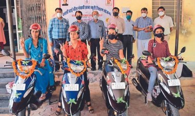 मुख्यमंत्री ने दी स्वीकृति- विमुक्त, घुमन्तु एवं अर्द्ध घुमन्तु वर्ग की छात्राओं के लिए बढ़े अवसर अब 50 प्रतिशत अंक पर स्कूटी योजना में होंगी पात्र - कालीबाई भील मेधावी छात्रा स्कूटी योजना में दी गई शिथिलता