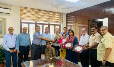हैदराबाद से लौटे अधिकारियों ने आयुक्त को प्रशस्ति पत्र सौंपकर दी शुभकामनाएं, राजस्थान हाउसिंग बोर्ड को दो श्रेणियों में मिले सम्मान