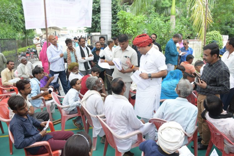 जनसुनवाई में दिव्यांगजनों को सौंपे सहायक उपकरण