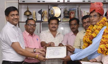 सूचना एवं जनसम्पर्क विभाग के उप निदेशक श्री के.एल. मीना एवं सम्पतराम चांदोलिया को सेवानिवृत्ति पर भावभीनी विदाई