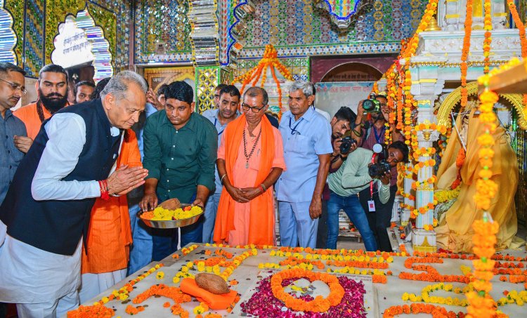 मुख्यमंत्री का सीकर दौरा- मुख्यमंत्री ने किए सांगलिया धूणी के दर्शन