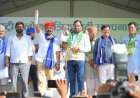 सांसद हनुमान बेनीवाल ने चाय की केतली और आज़ाद समाज पार्टी प्रमुख चंद्रशेखर ने पानी की बोतल थामकार संयुक्त सभा में विरोधी दलों के खिलाफ हूंकार भरी