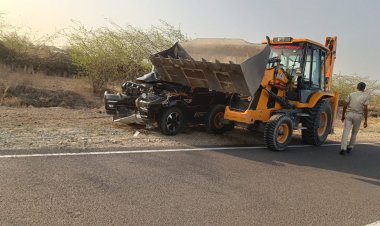 कांकाणी राजपुरिया रोड पर बजरी माफिया के खिलाफ पुलिस की बड़ी कार्रवाई: जेसीबी से भिड़ी स्कॉर्पियो